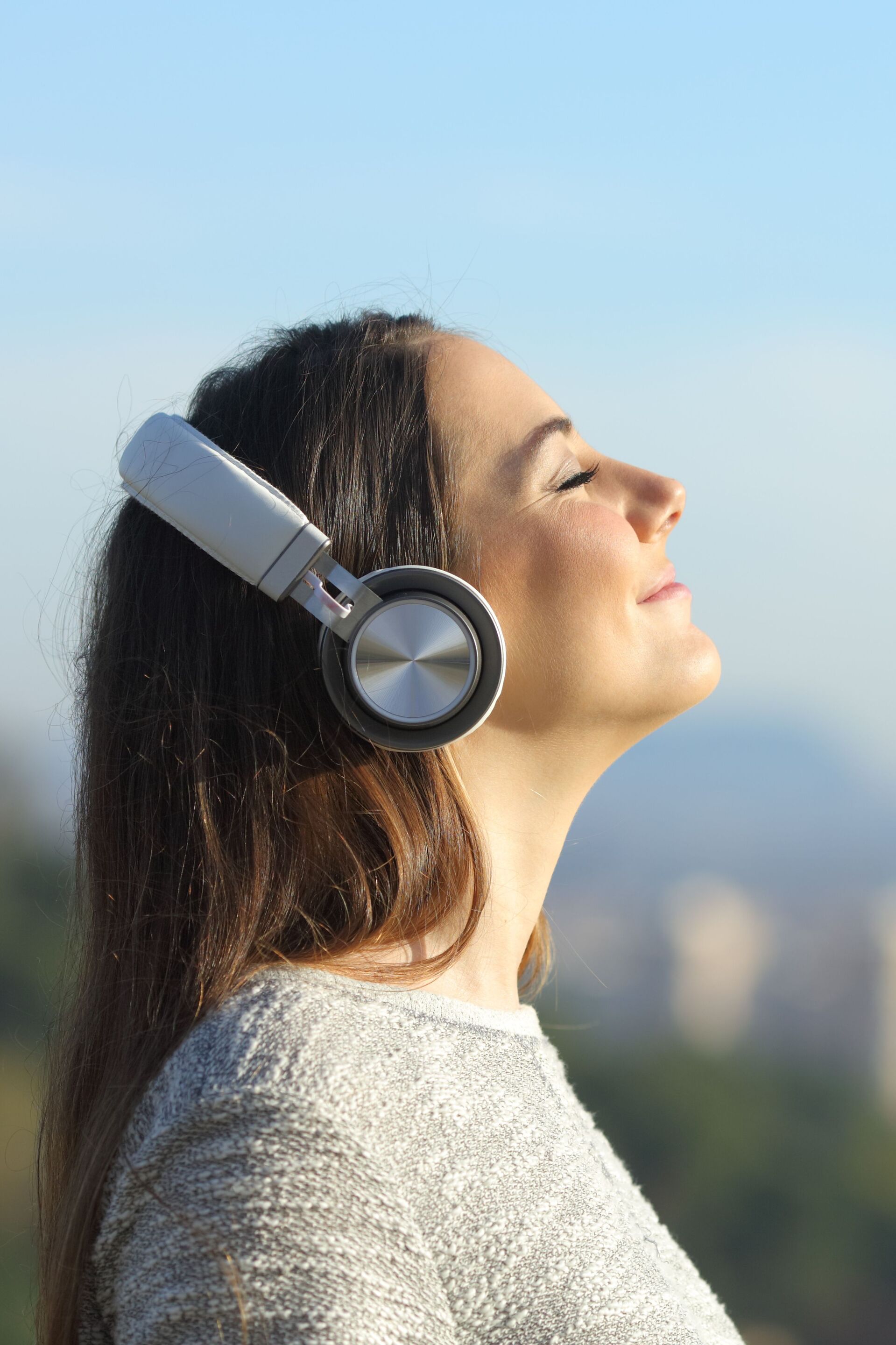 Woman listening to music looking at the city.