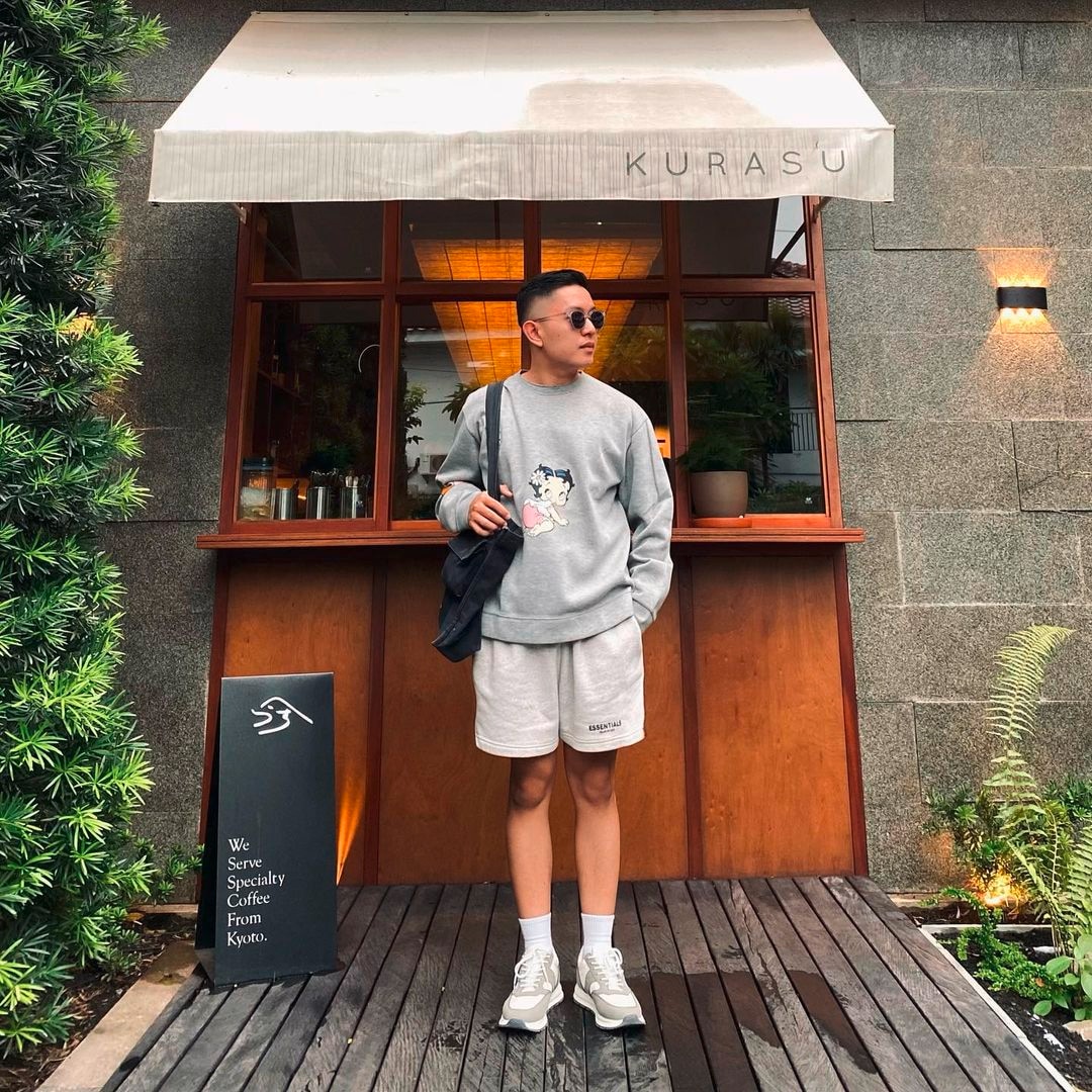 pria asia dengan outfit skena Set Sweater Monokrom + Sneakers Chunky