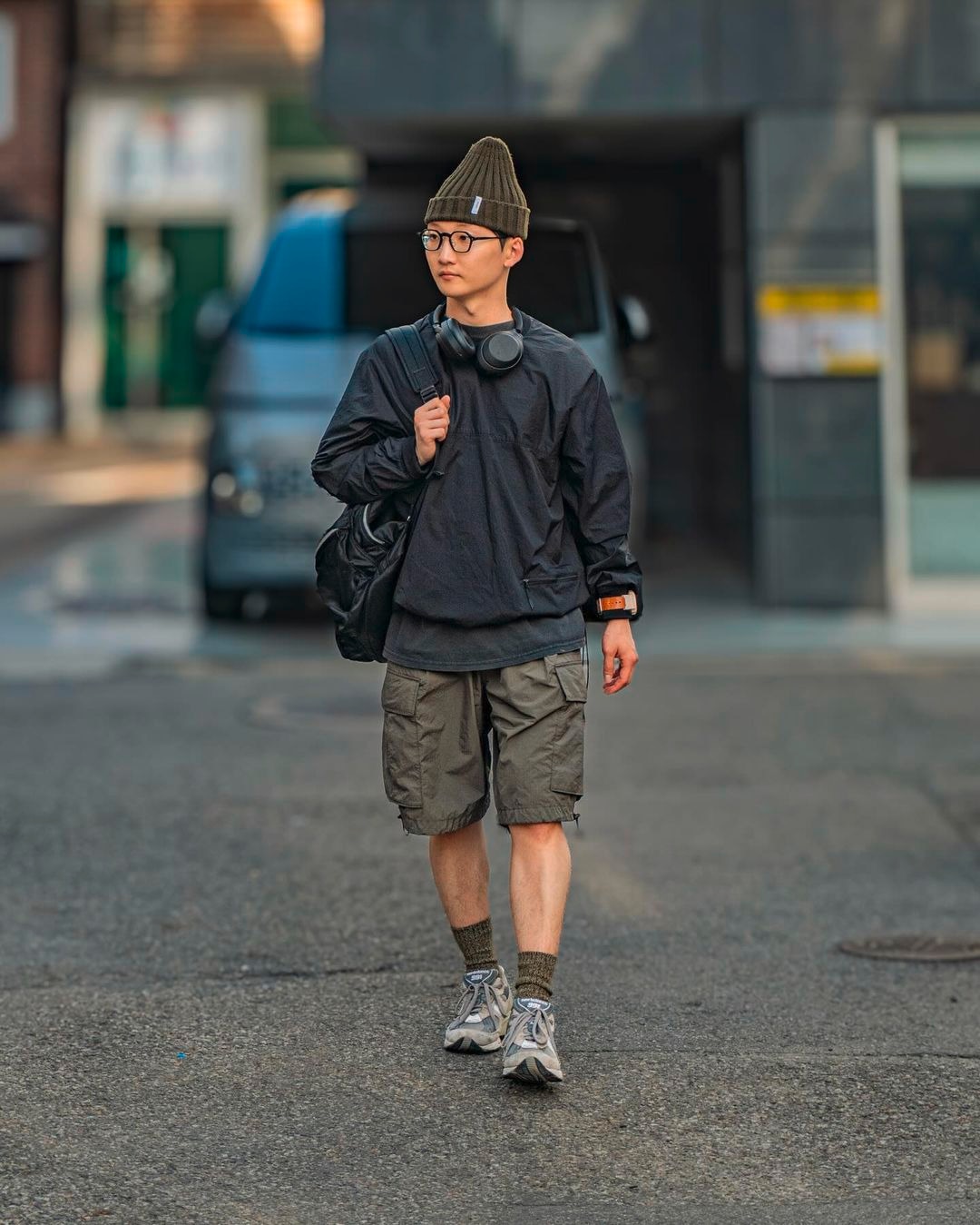 pria asia dengan outfit study tour Sweatshirt + Celana Pendek Cargo