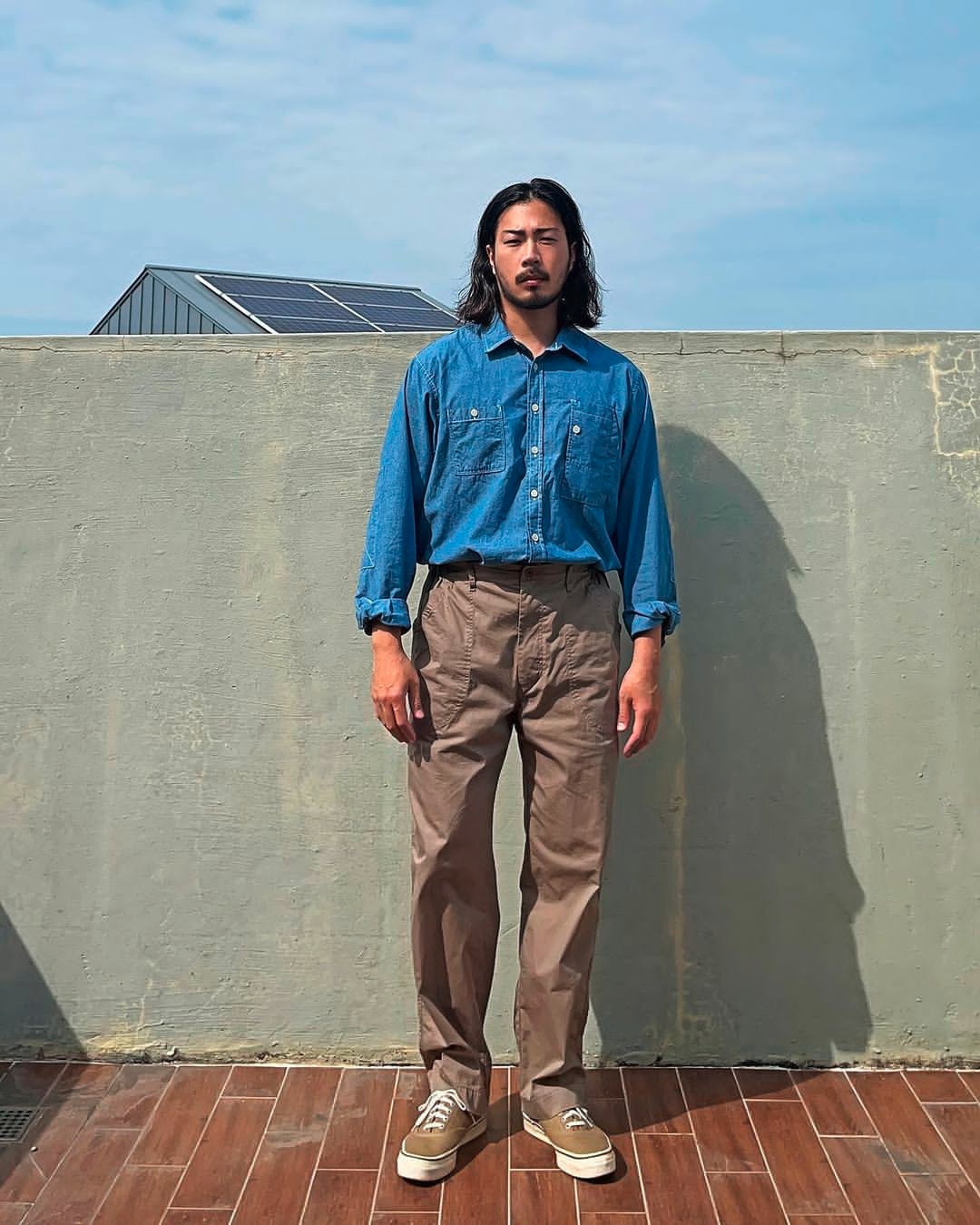 pria asia dengan Kemeja Chambray + Celana Chino