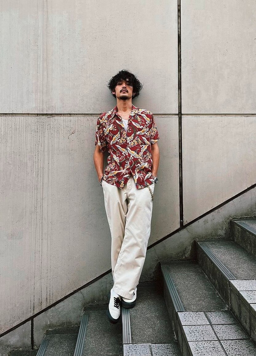 pria dengan Kemeja Motif + Chino Pants