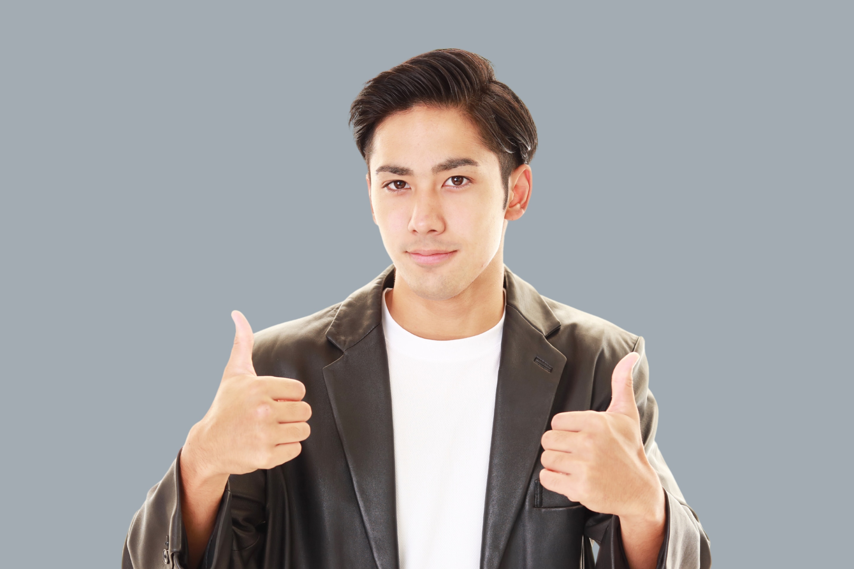 pria asia dengan jaket kulit