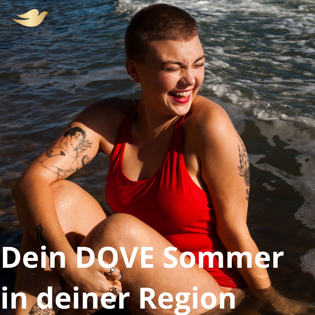 Lächelnde Frau in rotem Bikini sitzt am Wasser