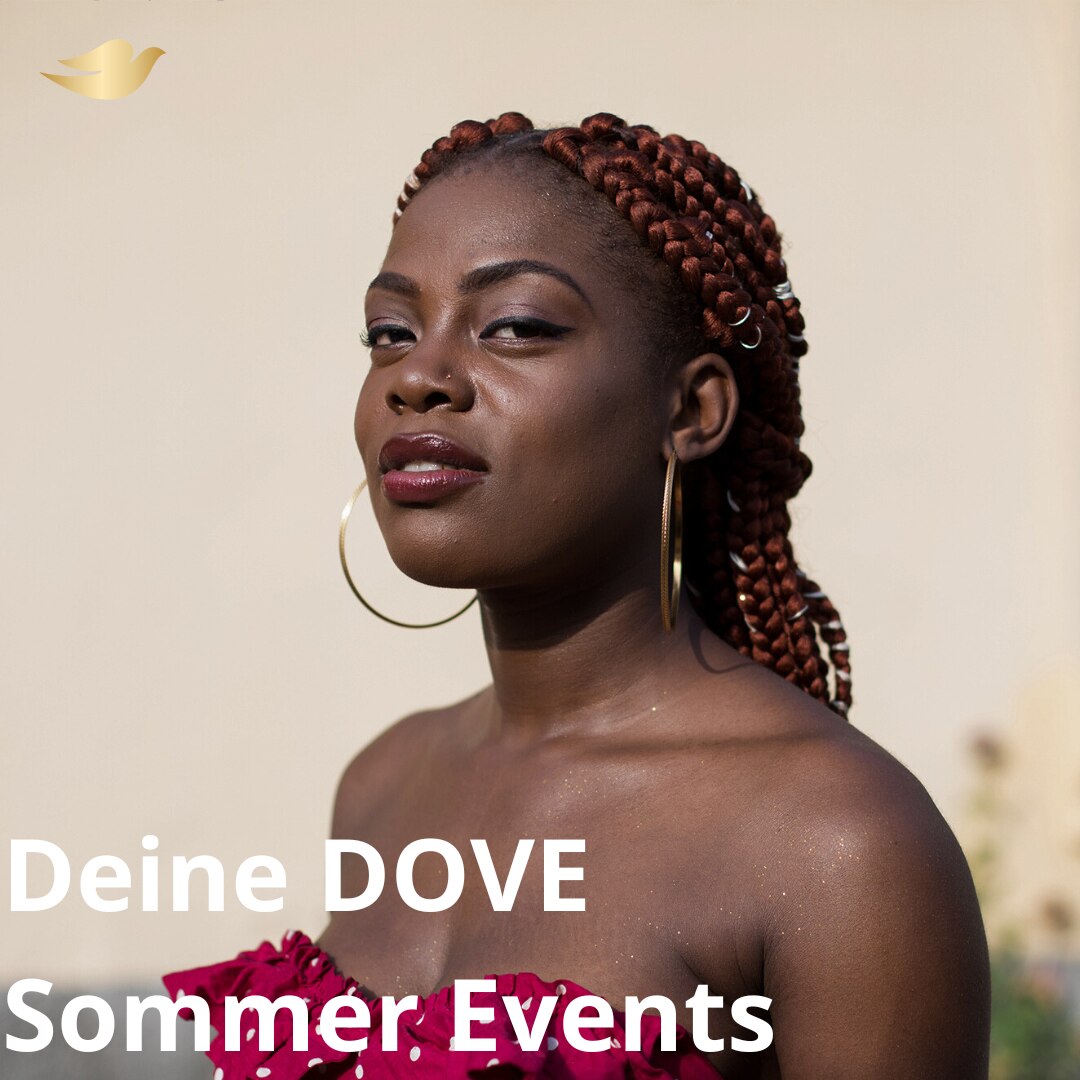 Frau mit rötlichen Haaren und pinkem Kleid