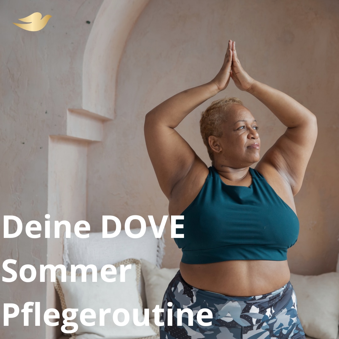 Frau in einer Yoga Pose mit erhobenen Händen
