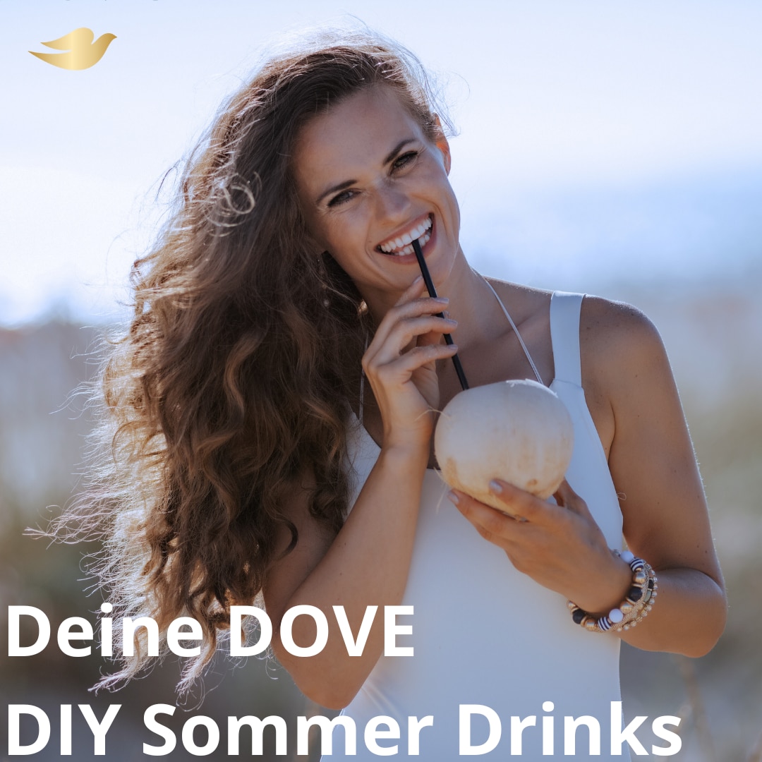 Frau in weißem Kleid hält eine Kokosnuss und lächelt