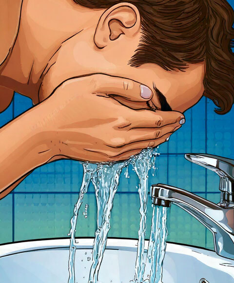Hombre lavándose la cara con agua limpia después de un entrenamiento