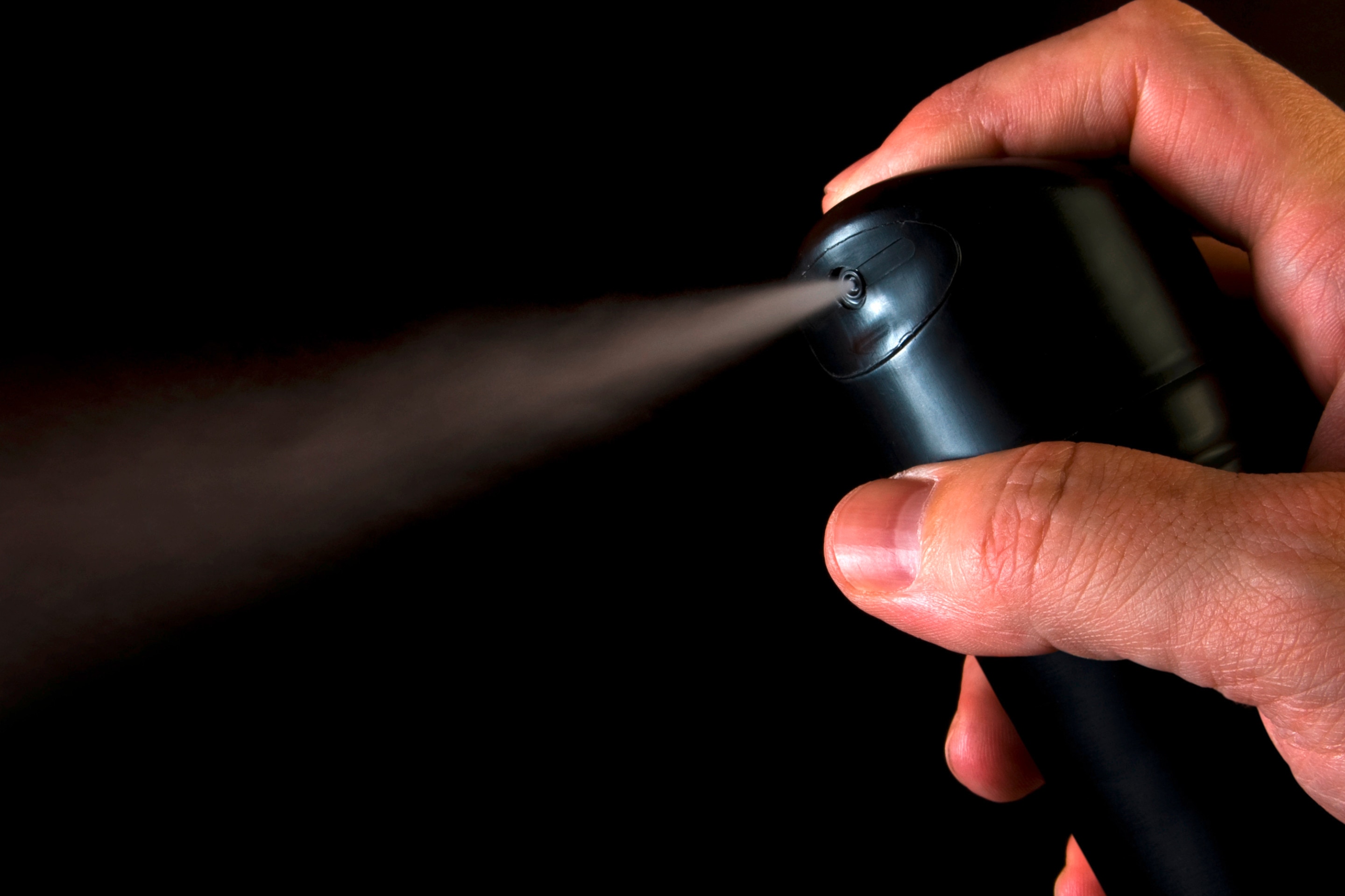 botol deodorant spray yang sedang disemprot