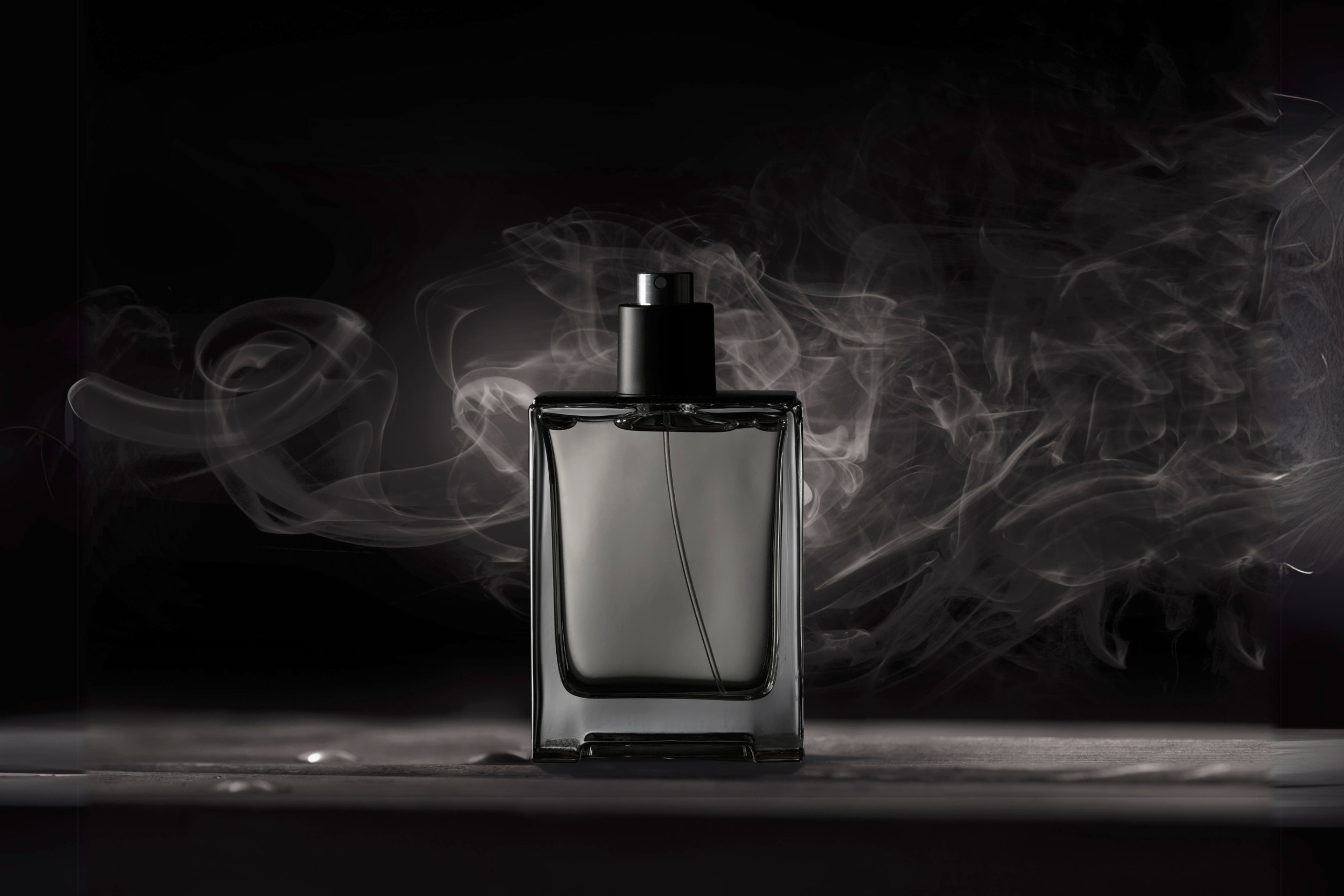 botol parfum pria dengan background gelap