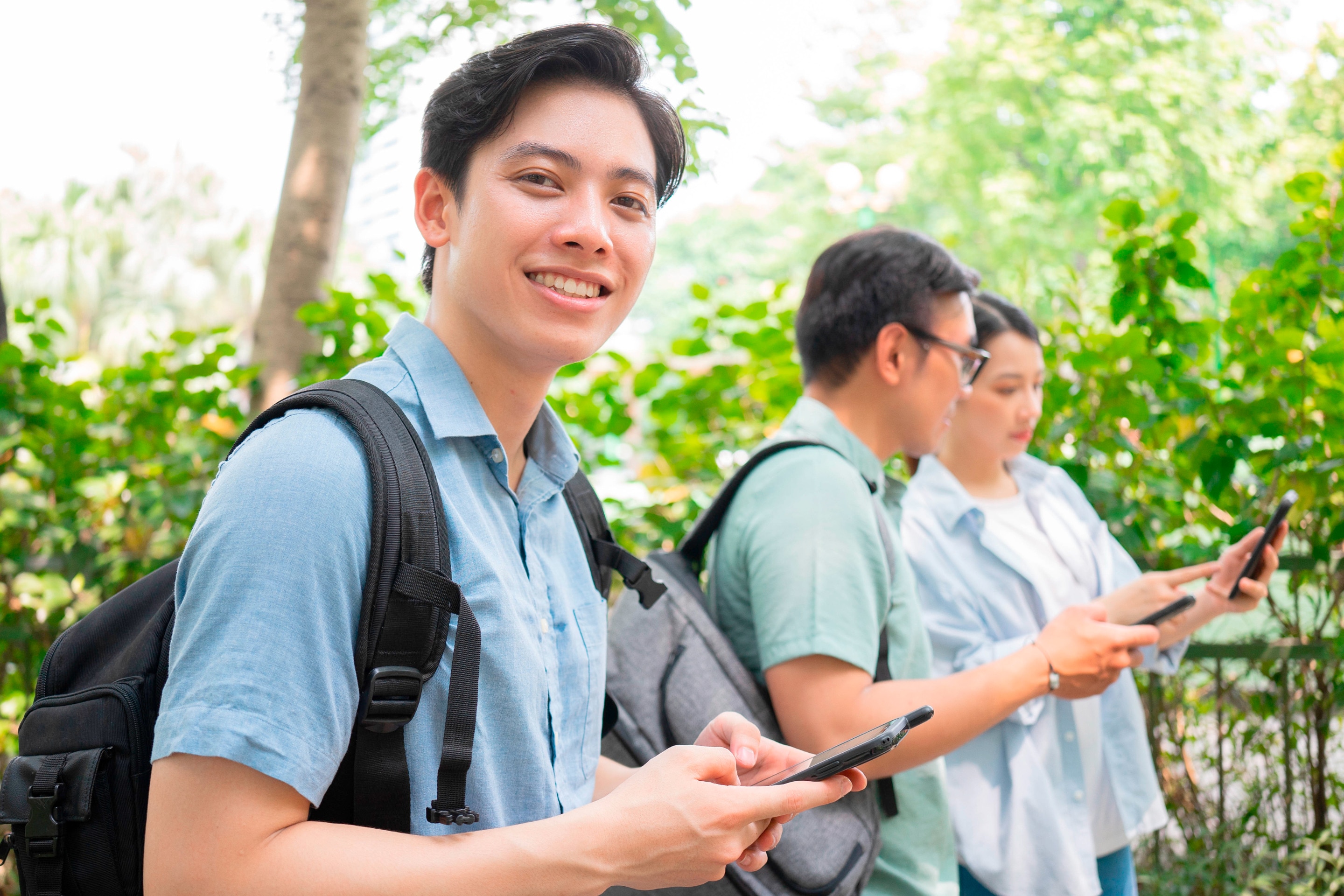 mahasiswa pria yang sedang melakukan kegiatan di luar ruangan