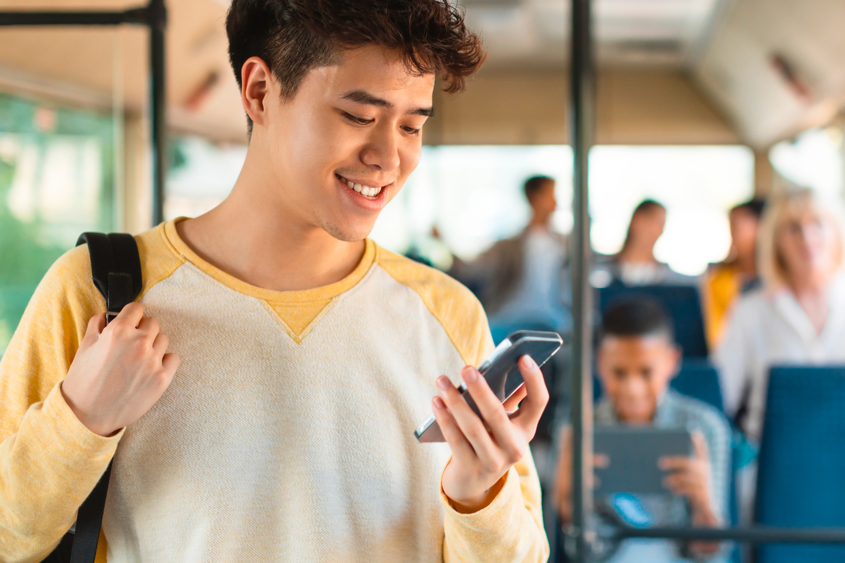 pria asia sedang melihat handphone