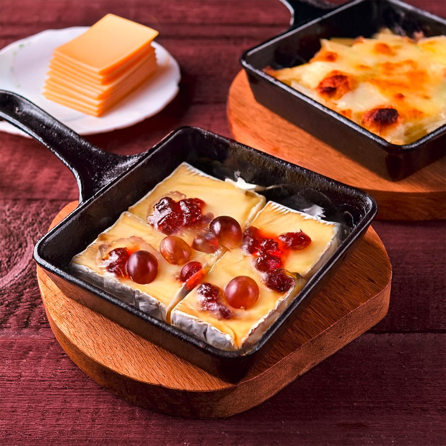 Camembert-Pfännchen mit Preiselbeeren und Weintrauben 