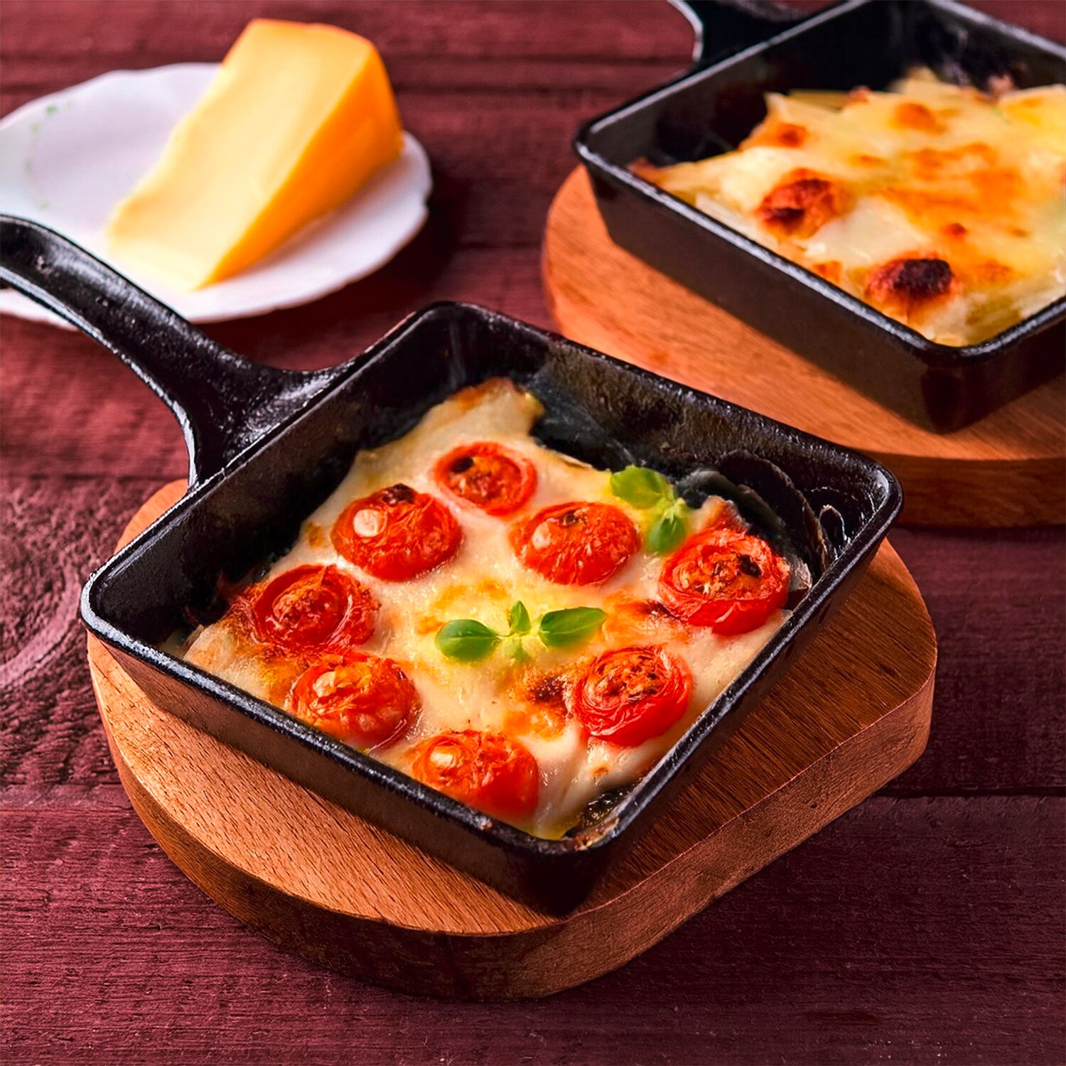 Caprese Pfännchen mit Käse und Tomaten und Basilikum