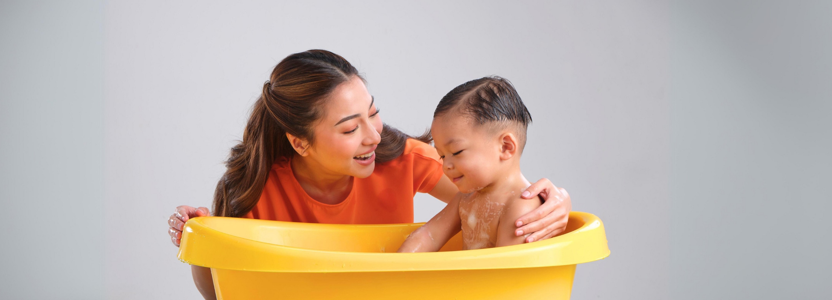 nikita willy sedang memandikan issa di bathtub