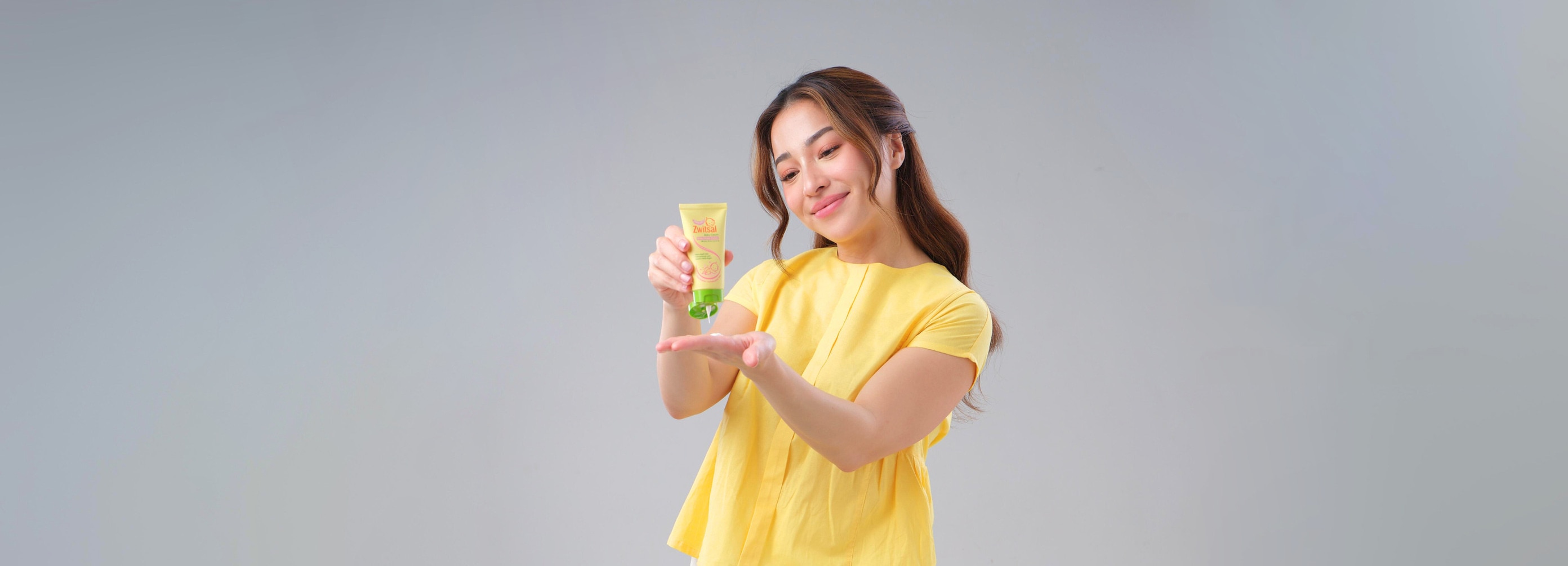 nikita willy sedang mencoba produk zwitsal baby cream di tangannya