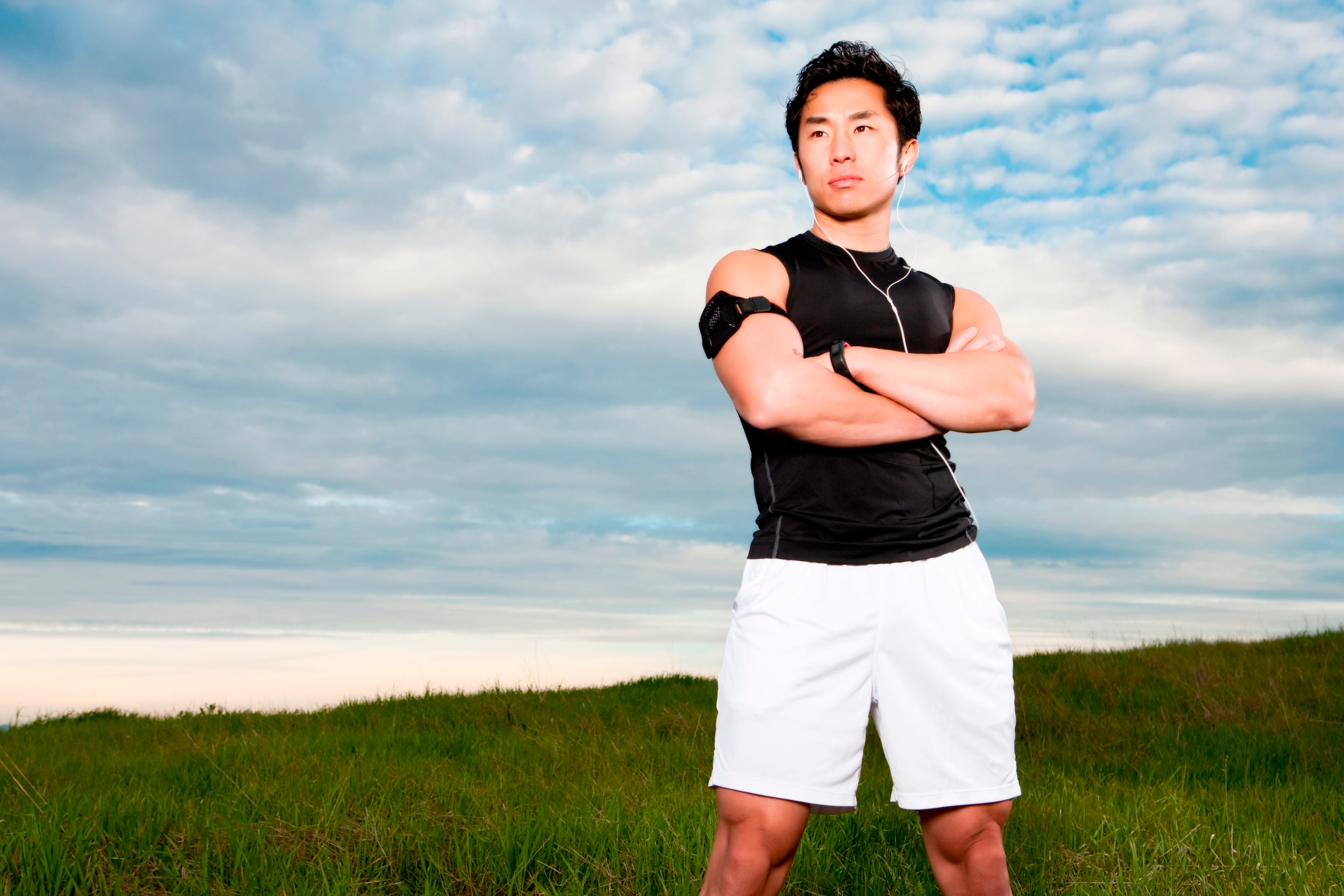 pria asia mengenakan outfit jogging