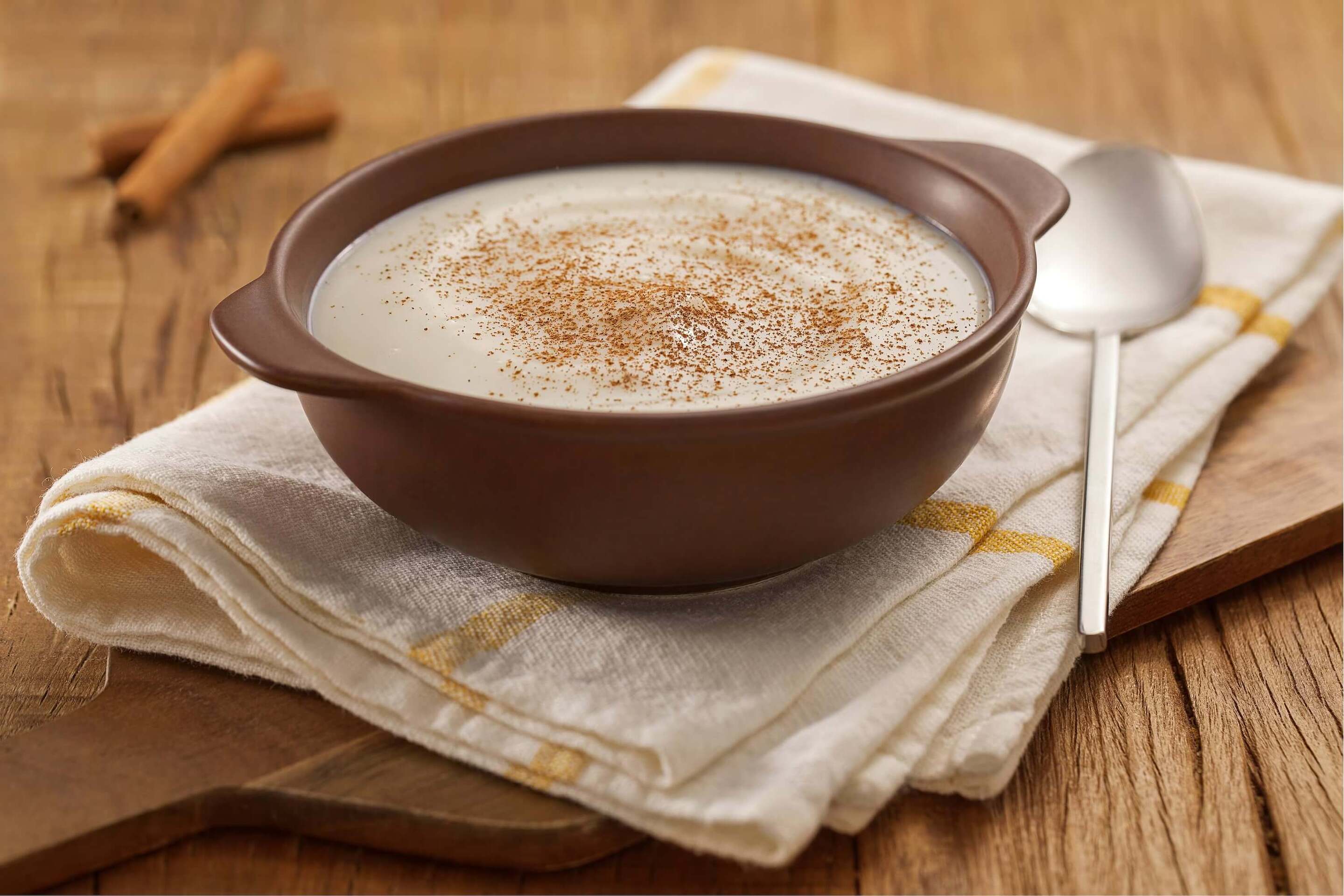 mingau cremoso com canela polvilhada em cima