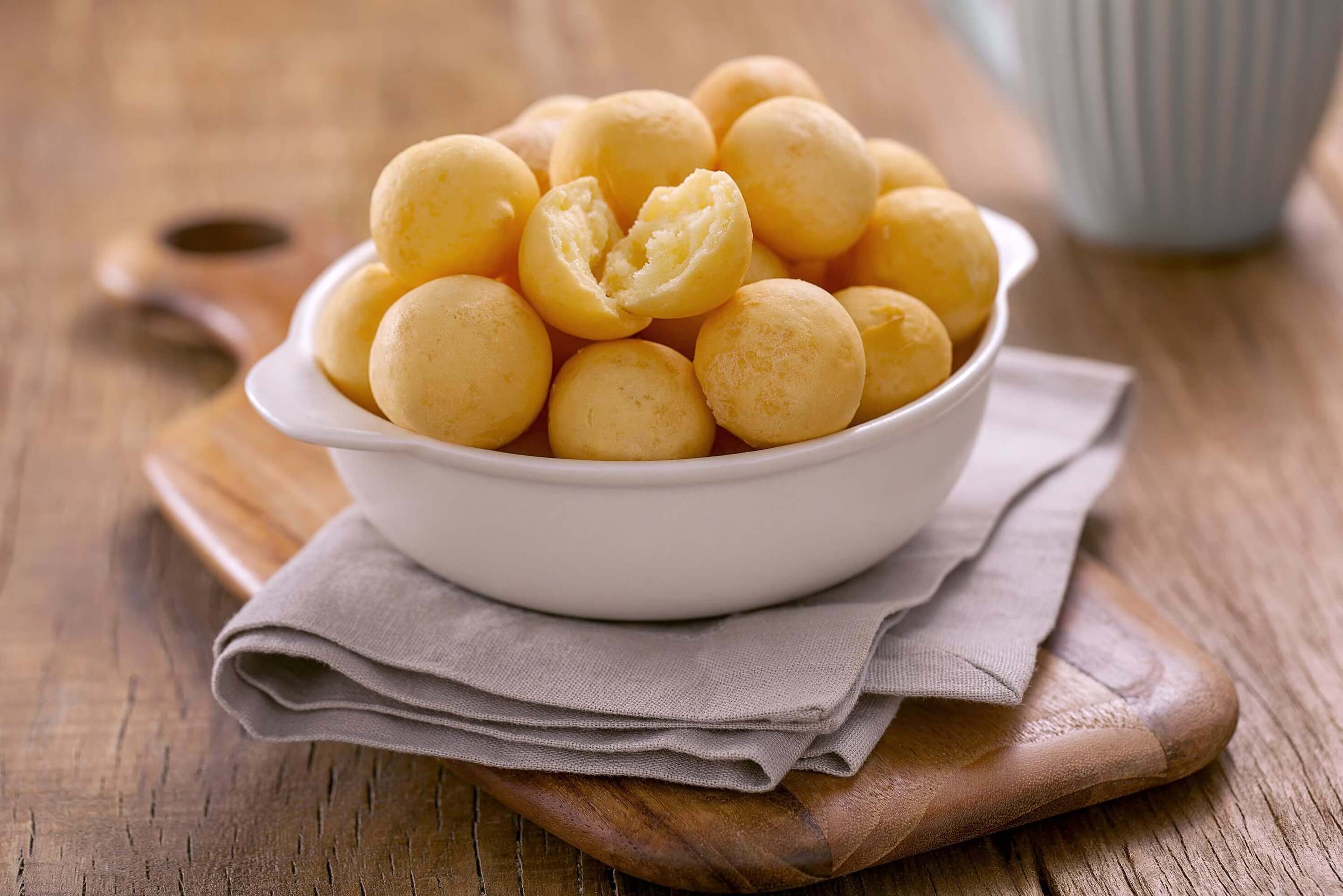 bolinhas de queijo empiladas em uma tigela branca