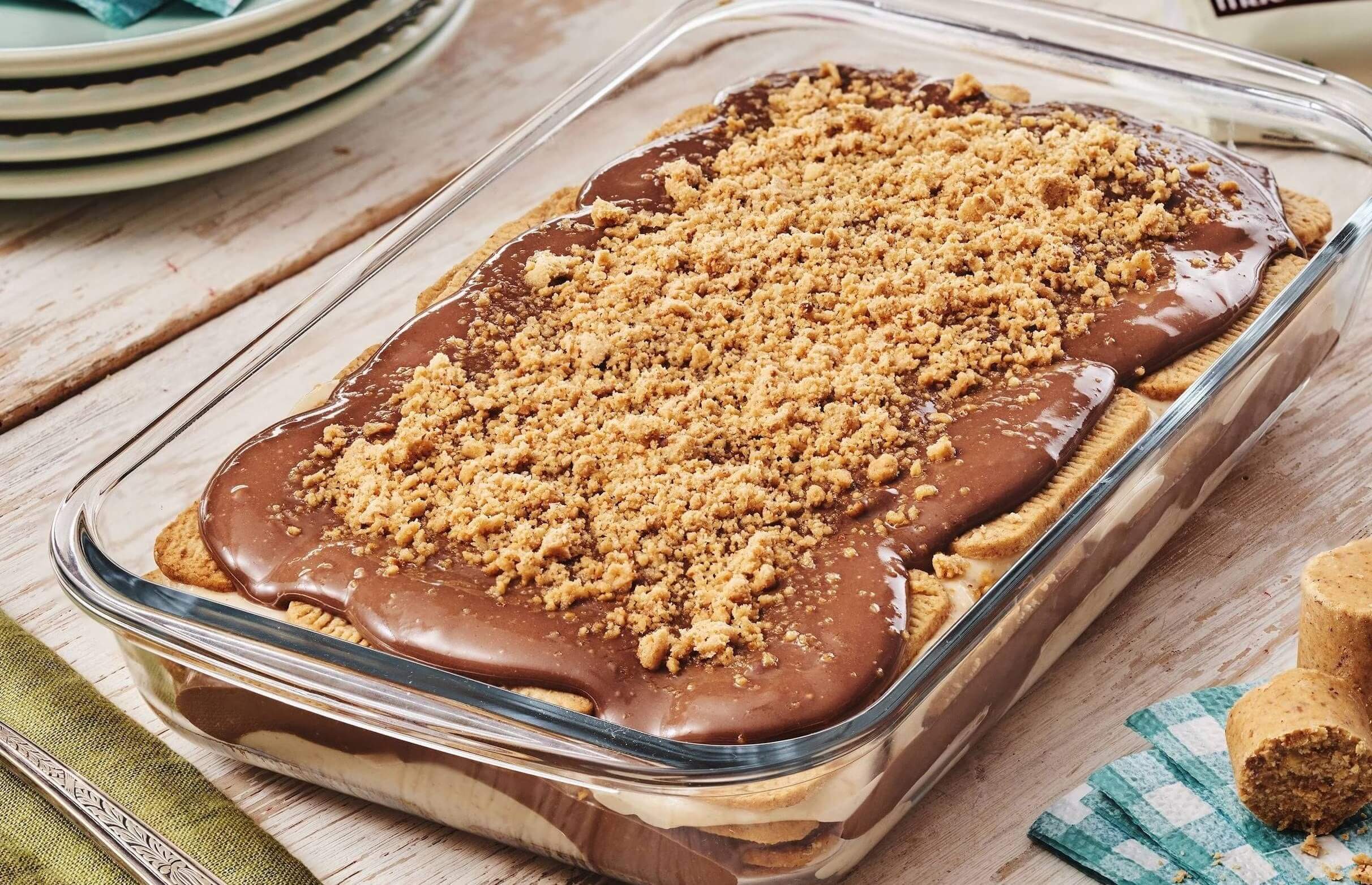 pavê coberto de chocolate e paçoca espedaçada em cima 