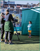 Equipe fotográfica fazendo ensaio com criança jogadora
