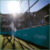 Banner da Rexona no campo de futebol