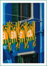 Foto de blusas de futebol estendidas em um varal de roupa