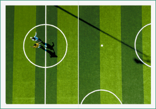 Visão de cima de duas pessoas em um campo de futebol