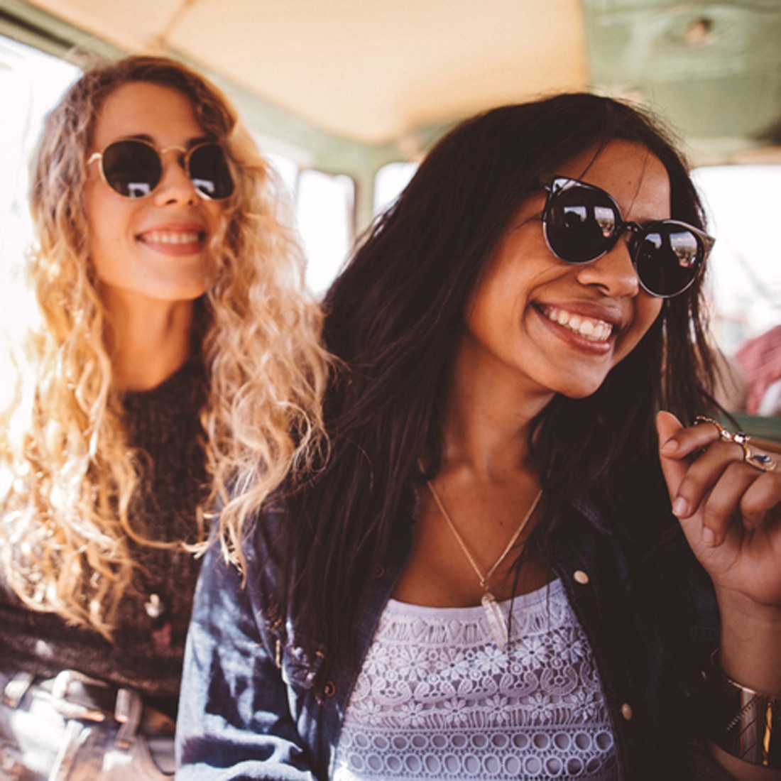 Dos amigas luciendo sus cabellos largos y ondulados.