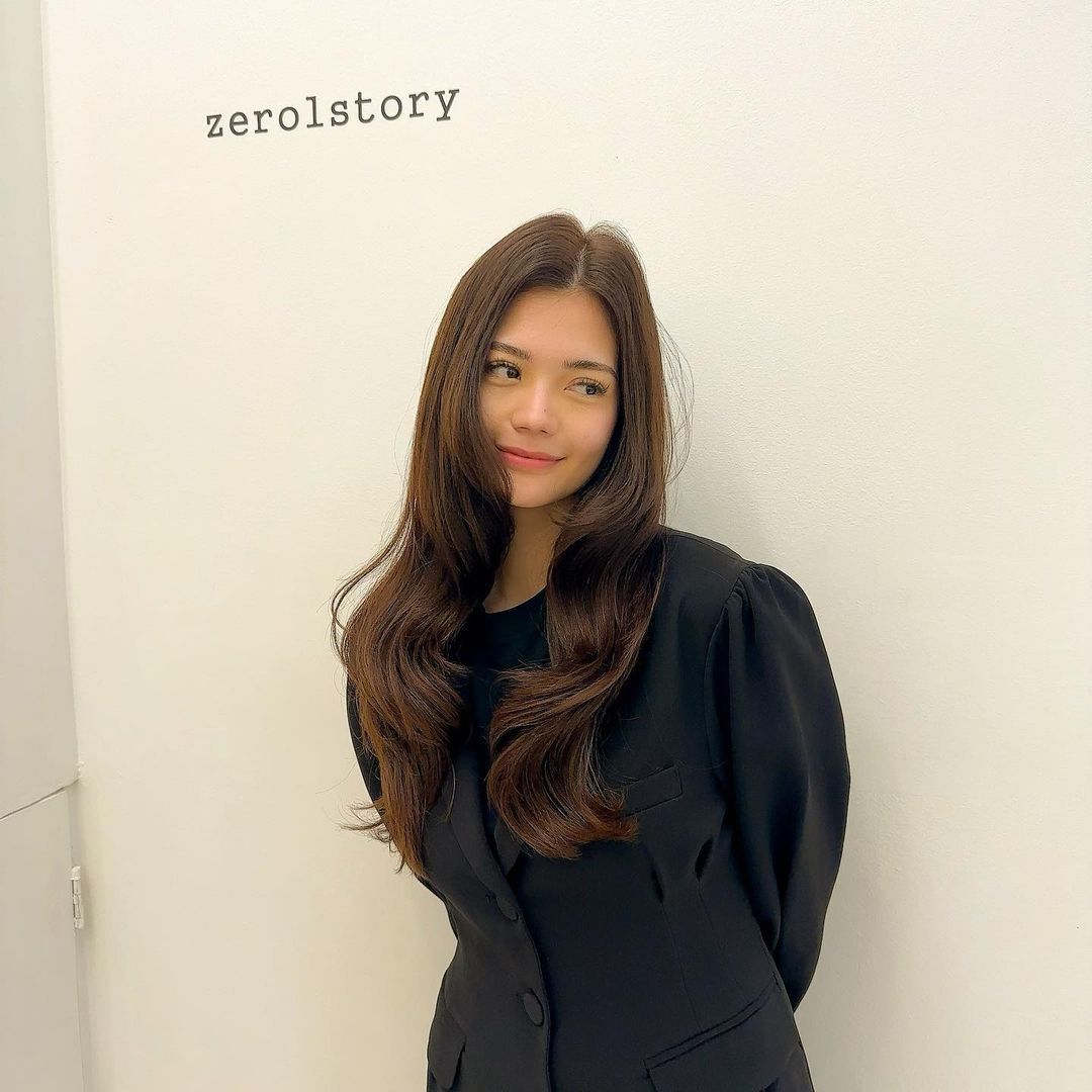 Woman with S curl Korean perm.