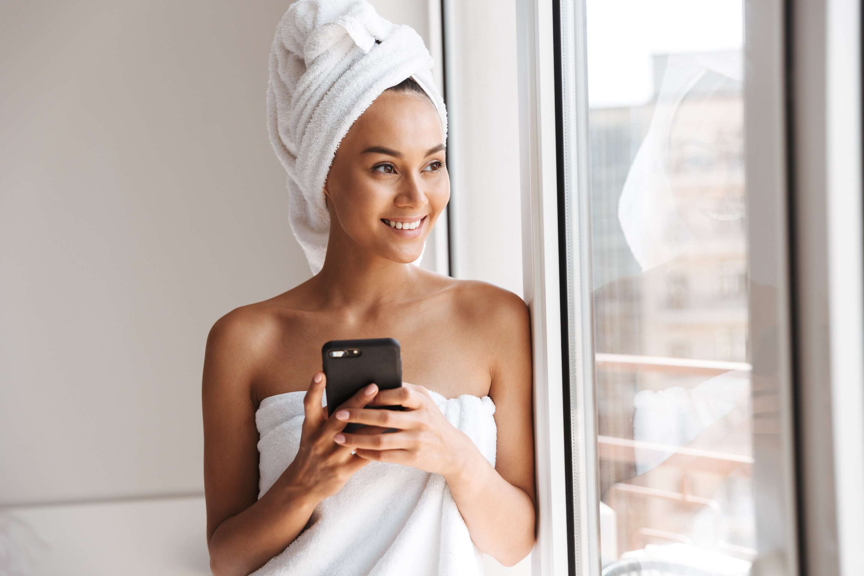 5 Ways a Microfiber Towel Helps All Hair Types 