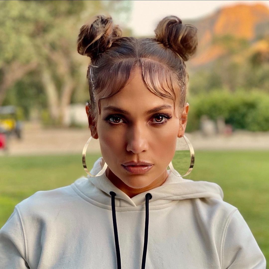 Multi-talented artist Jennifer Lopez mixes street style with knots for a cool twist — or two. (Credit: instagram/jlo)    