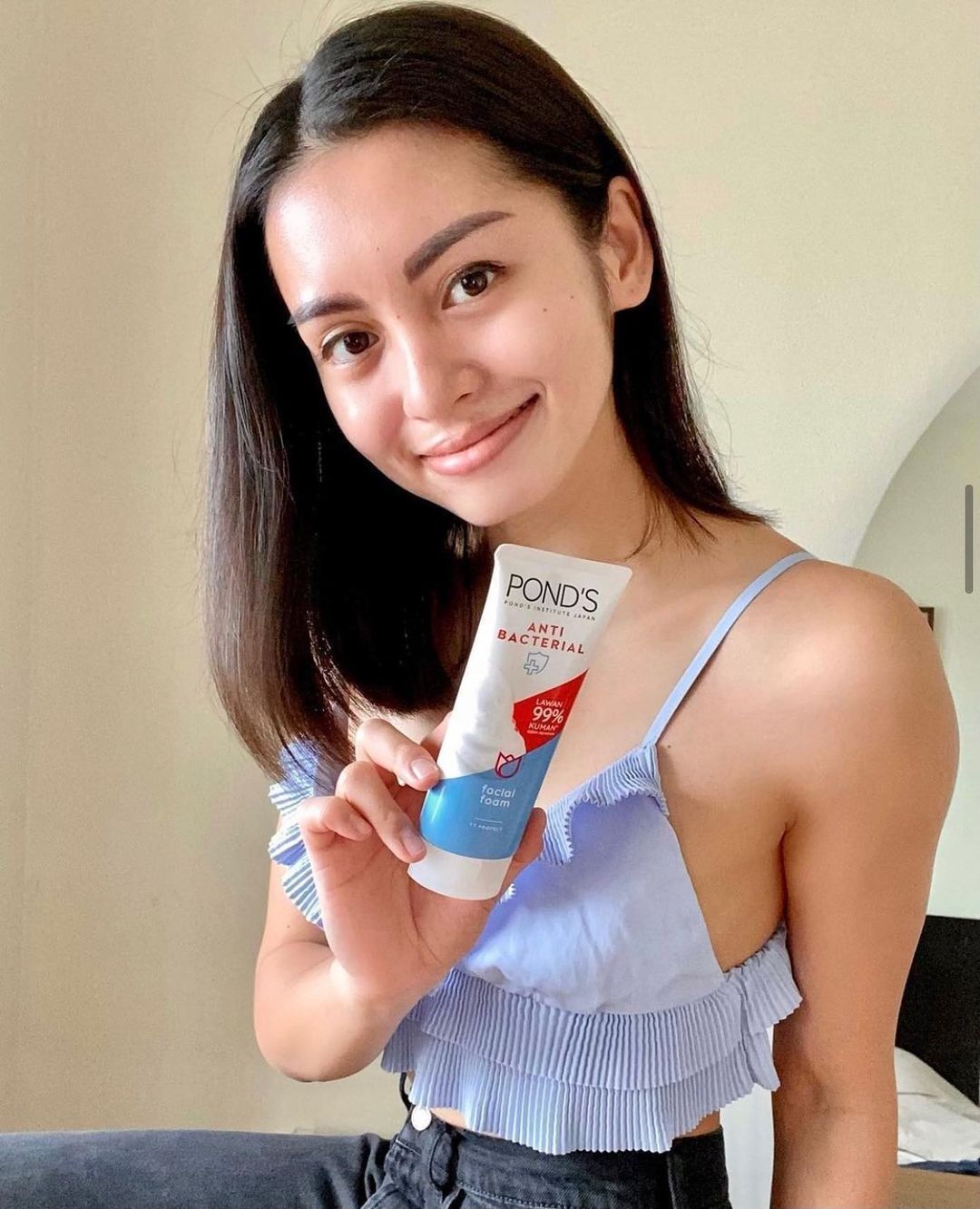 Dennise Lazaro holding POND'S Anti Bacterial Facial Foam