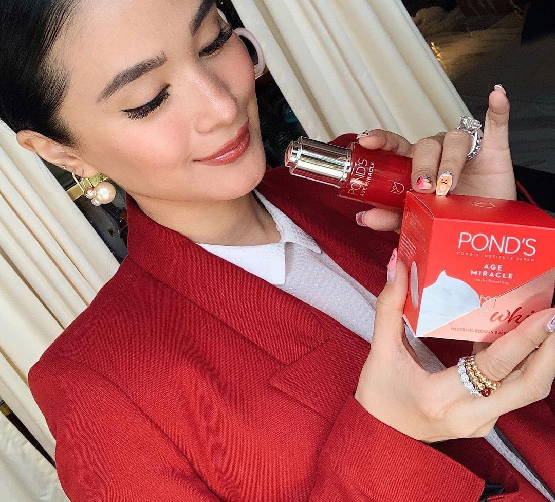 Heart Evangelista in red holding POND's Age Miracle box