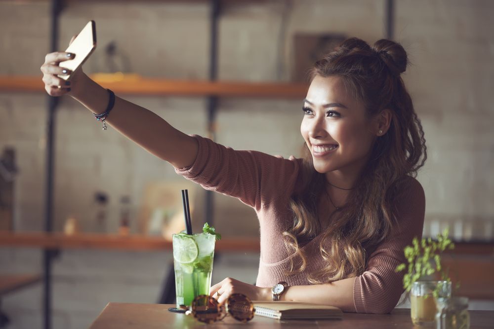 A morena woman taking a selfie with confidence.