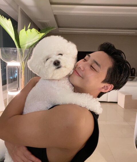 Pak Seo Joon holding a dog
