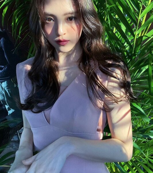 Han So hee wearing a pink dress and curled hair