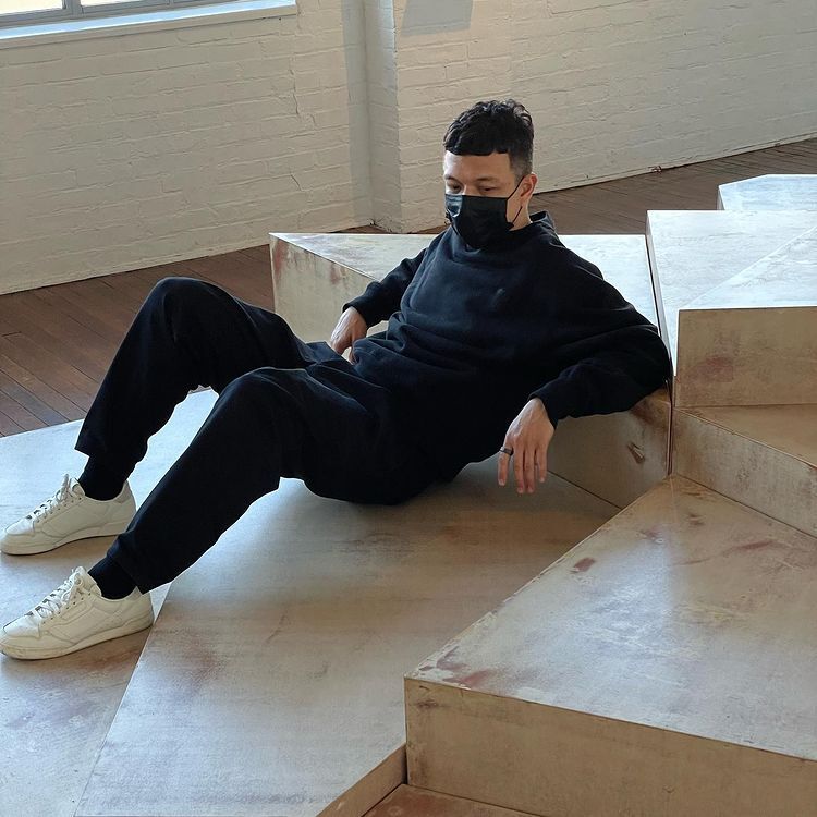 Filipino celebrity Jericho Rosales in a monochromatic look