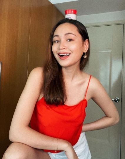 sambie tung with glowing skin