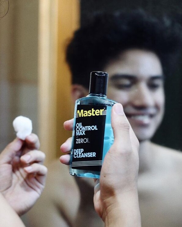 A man washing his face with Master.
