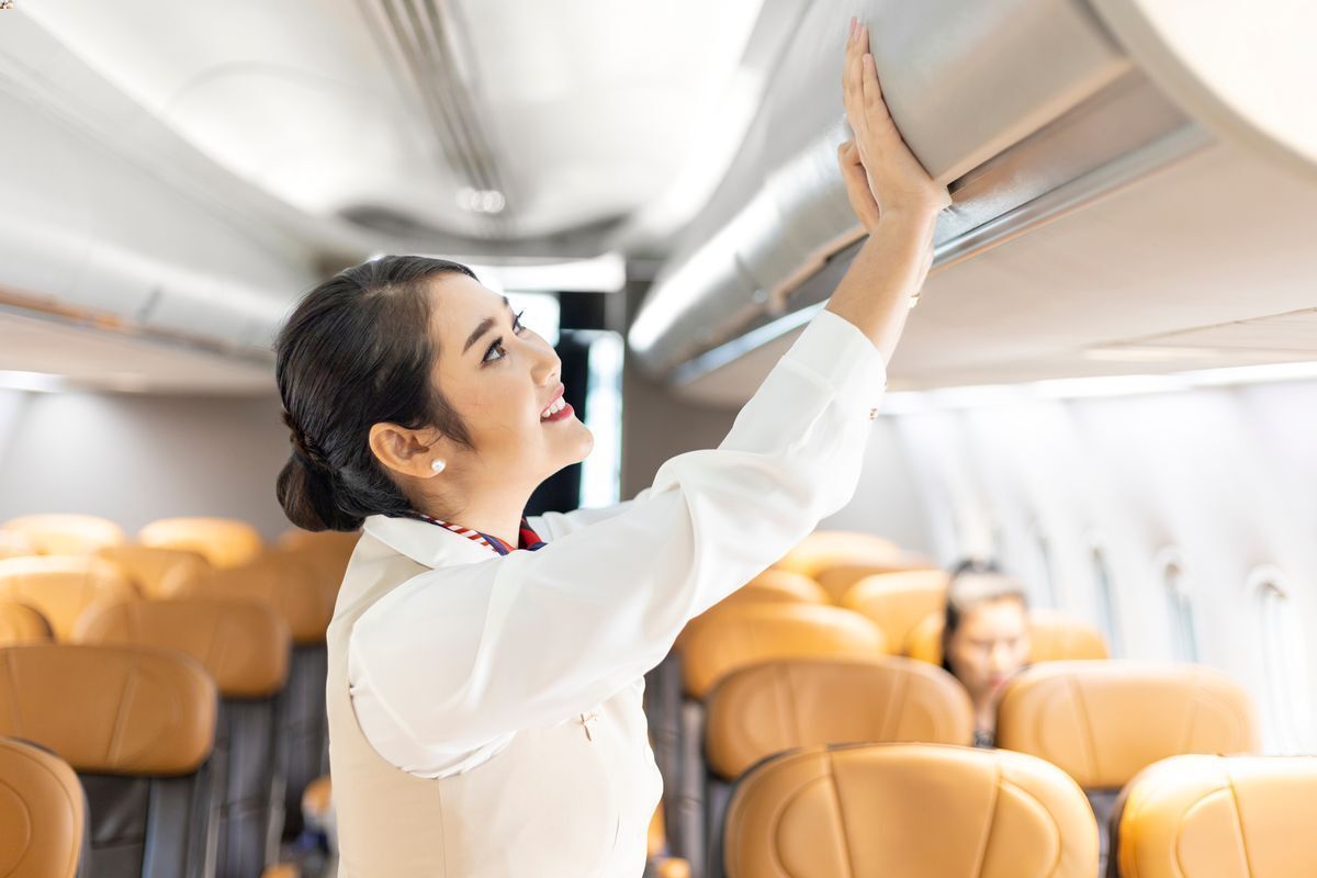 5 Flight Attendant Hairstyles You Can Try 