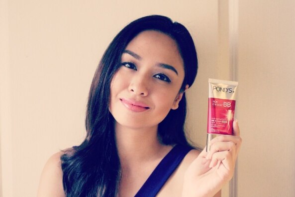 kelly misa holding a pond's bb cream
