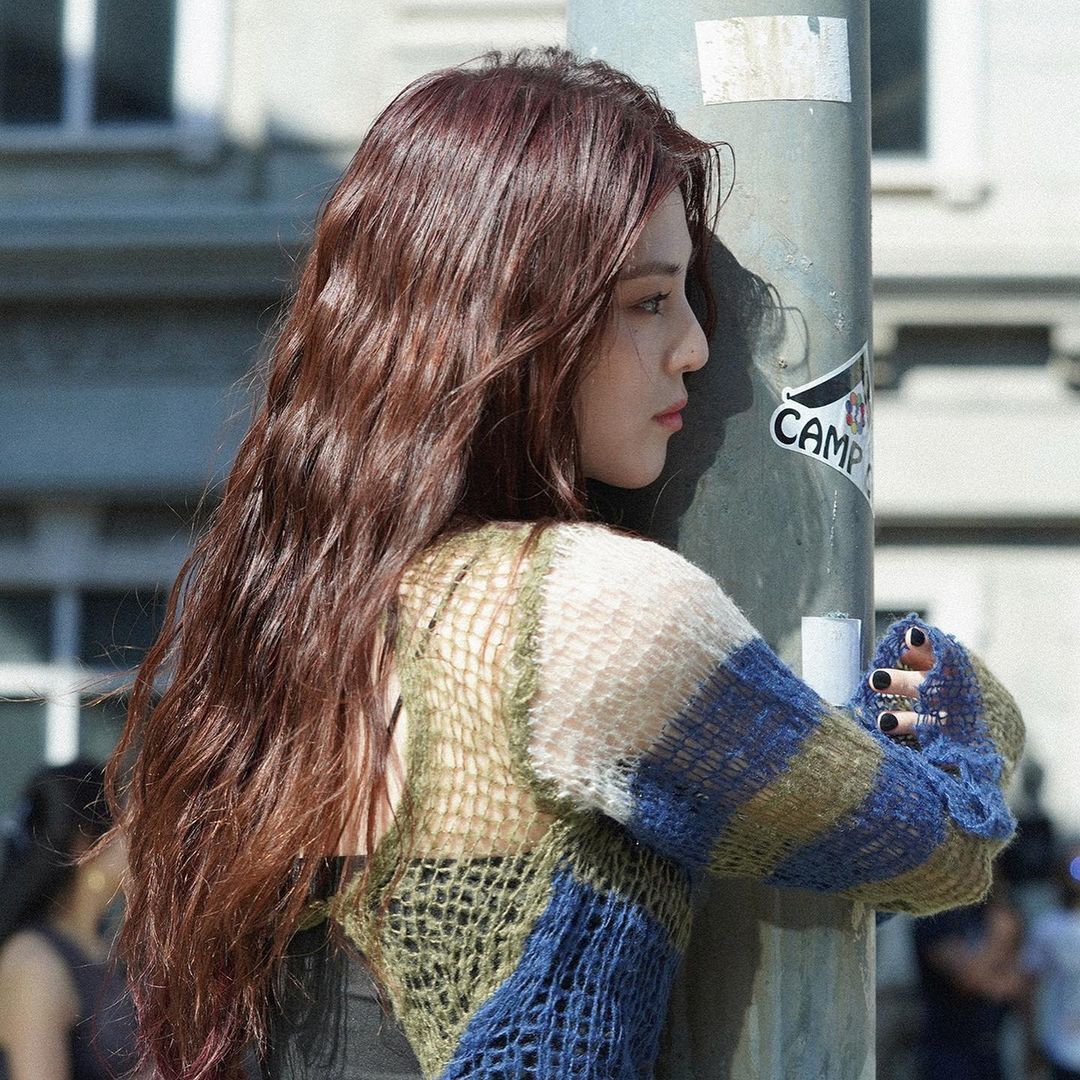 Han So Hee’s red mermaid hair is hands down one her best looks yet. (Instagram.com/xeesoxee)