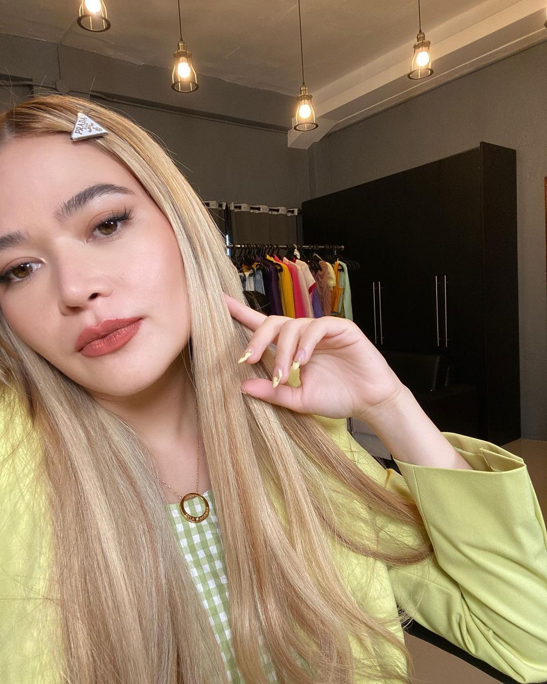 Actress Bela Padilla debuts creamy blonde extensions. (Credit: instagram/bela)