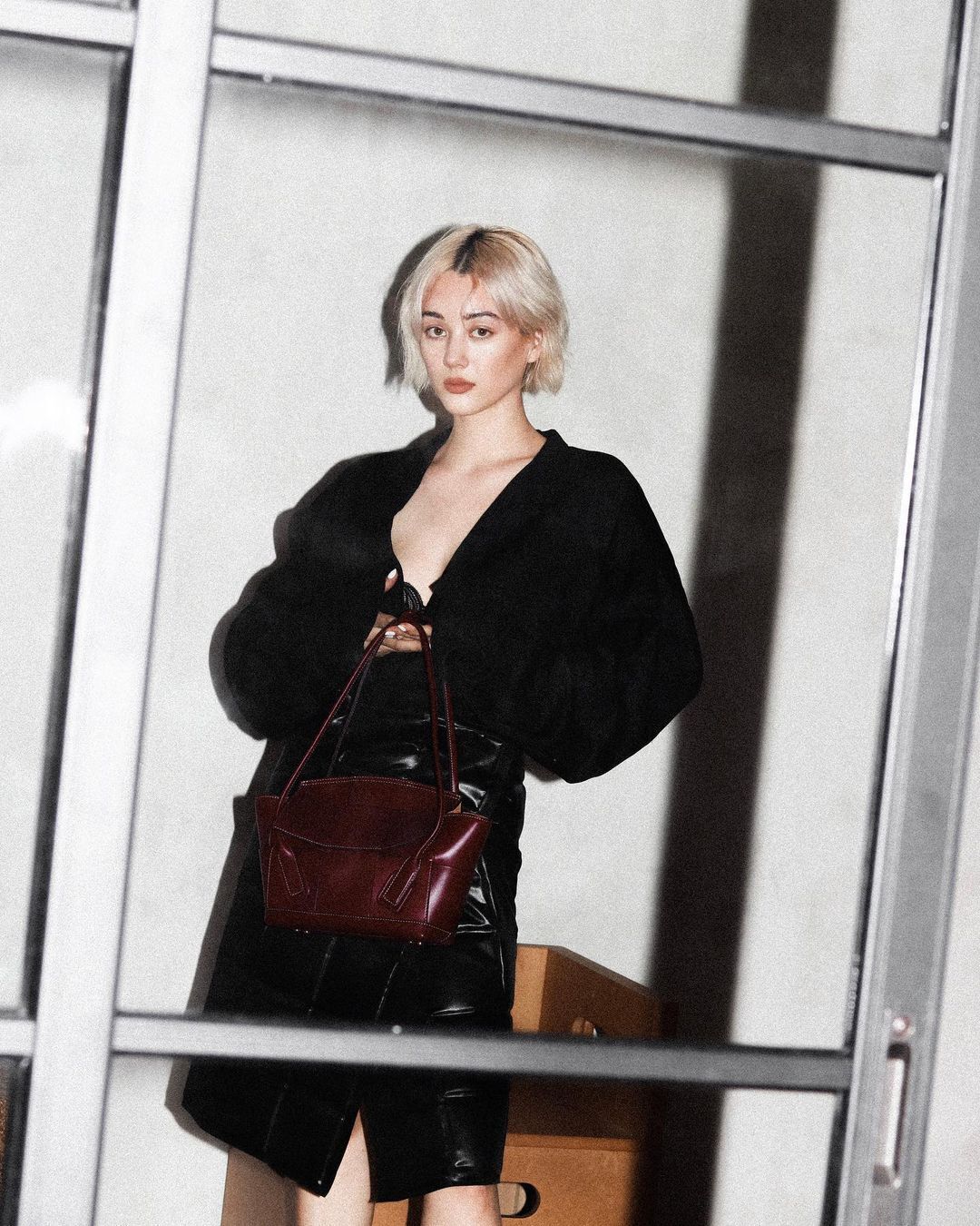 Try statement platinum blonde hair like lifestyle influencer Kim Jones. (Credit: instagram/kimcamjones)