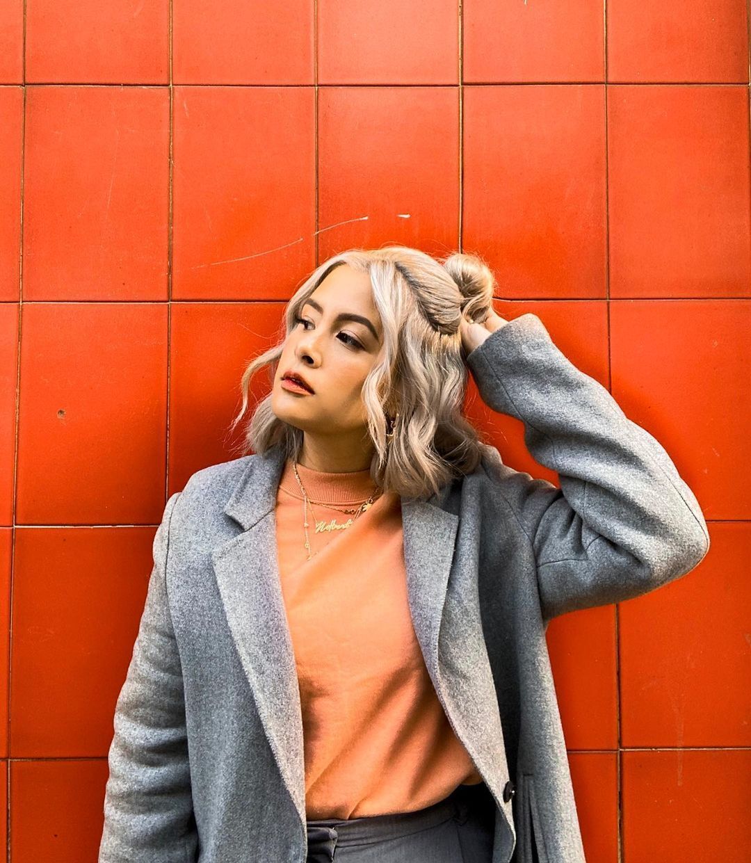 Play it cool when you go blonde, like actress Alyssa Gibbs. (Credit: instagram/chiiloyzagagibbs)