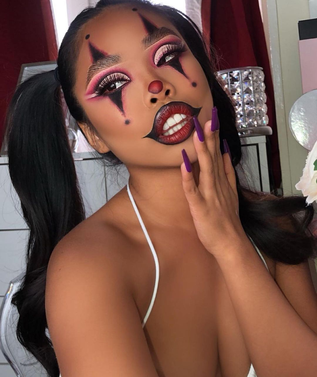 Y2K aesthetic meets clown makeup? Perfection. (Instagram.com/glambaddiies)