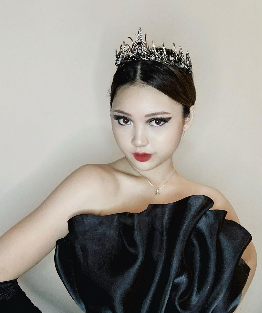 The Black Swan look is not complete without a tiara. (Instagram.com/lauraaudreyy)