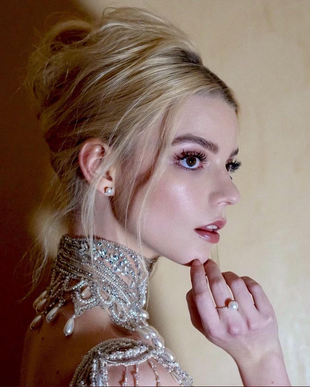  Argentine-British actress Anya Taylor-Joy combines her tousled high chignon with a choker neckline to create a stunning elegant look. (Credit: instagram/anyataylorjoy) 