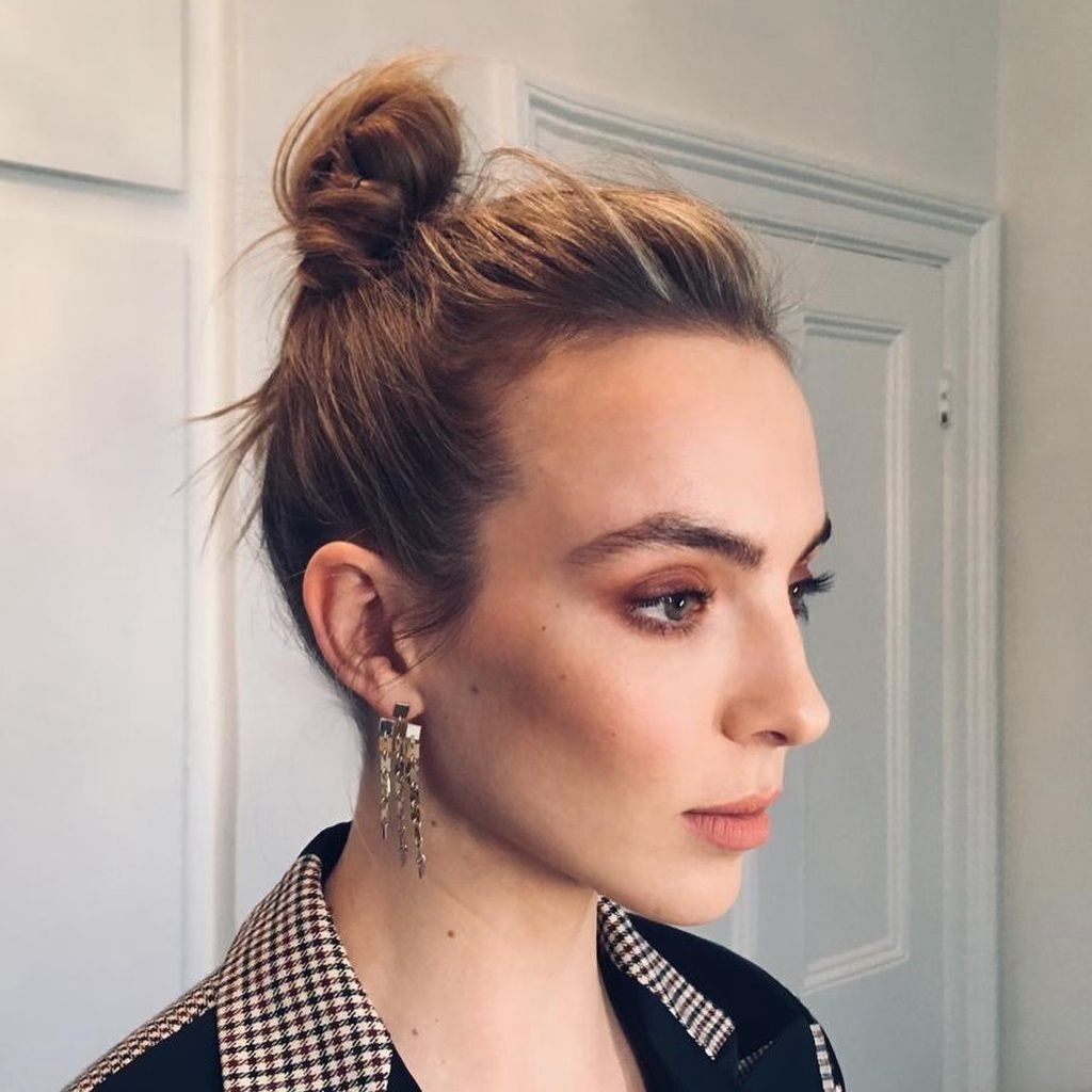 Wear the easy cool girl top knot to impress at daytime work functions. (Credit: instagram/jodiemcomer)