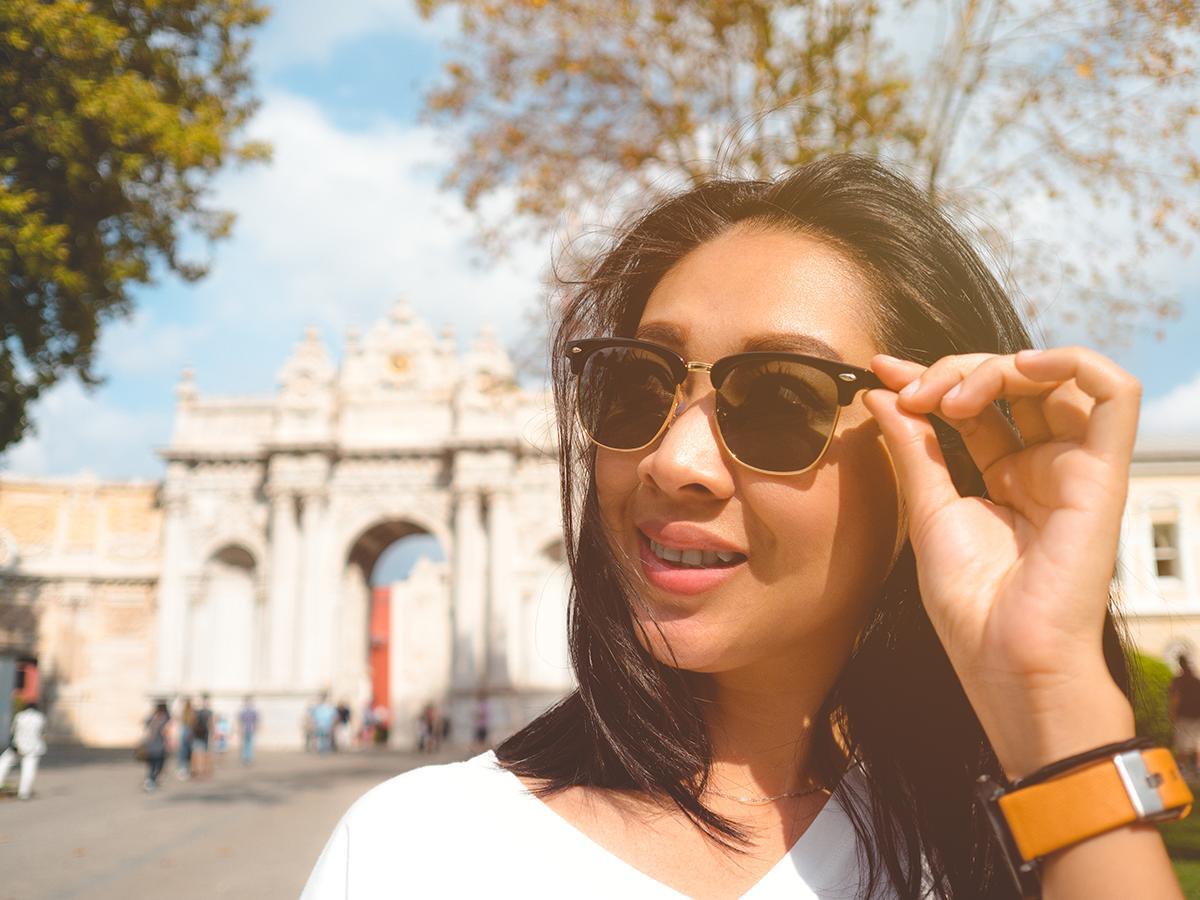 Traveling Asian woman wears sunglasses